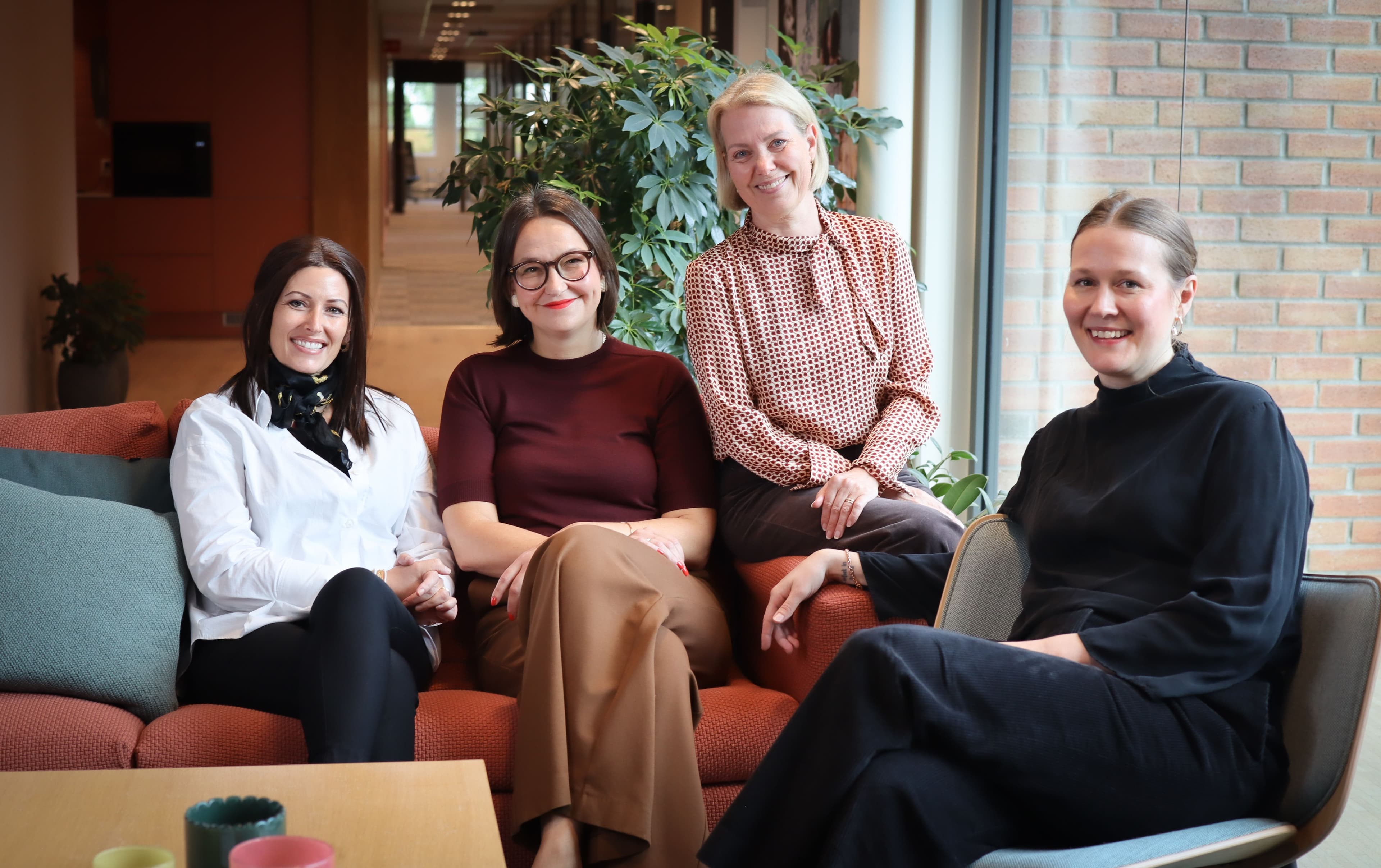 Foto av redaksjonsmedlemmene sitten i en sofa